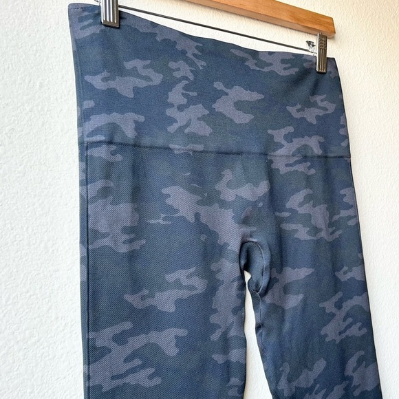 Spanx Look at Me Now Seemless Green Camo Legging Sz Large - Picture 8 of 14